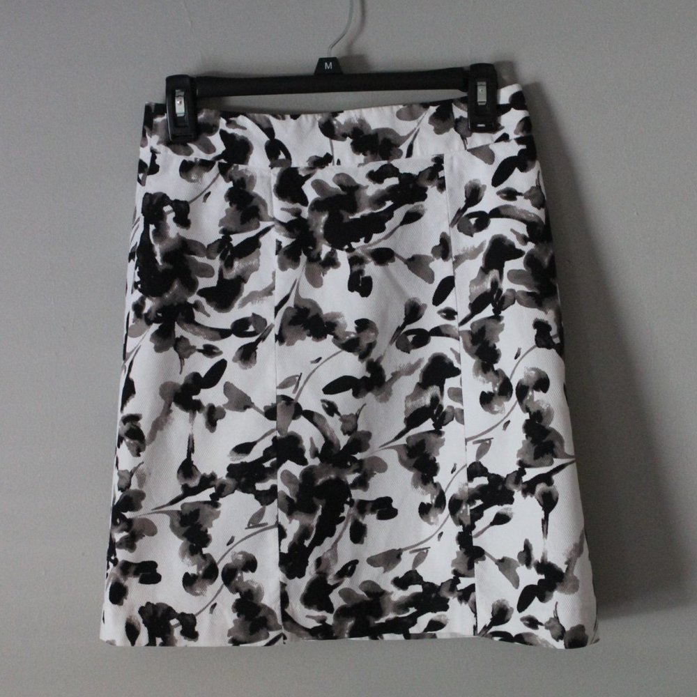 H&M Pencil Skirt Size 4 Black and White Floral